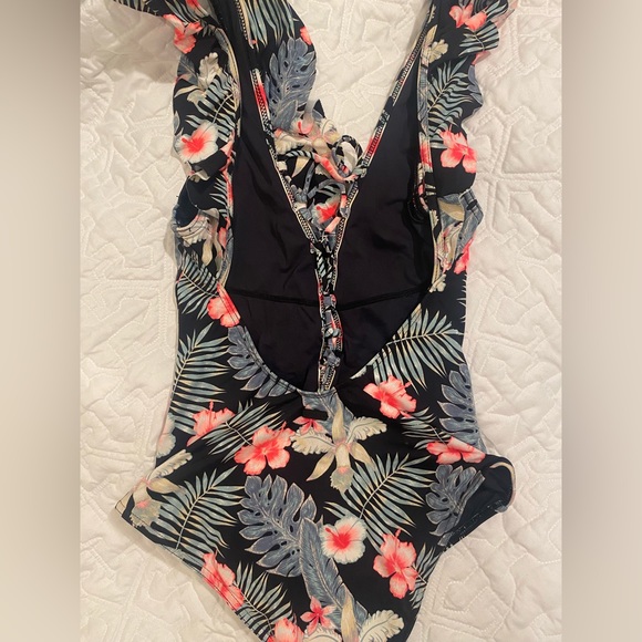 Roxy One Piece - Picture 3 of 4